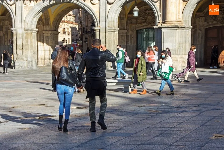Viandantes en la Plaza Mayor de Salamanca. Foto de archivo