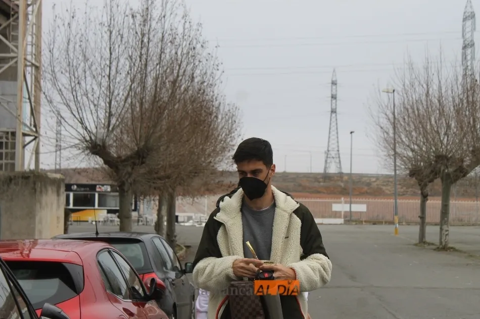 El uruguayo Jonathan Lacerda llega al entrenamiento del Salamanca UDS este domingo por la mañana
