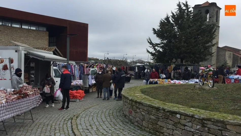 Poca afluencia de público en el primer mercadillo portugués de 2021 en Trabanca