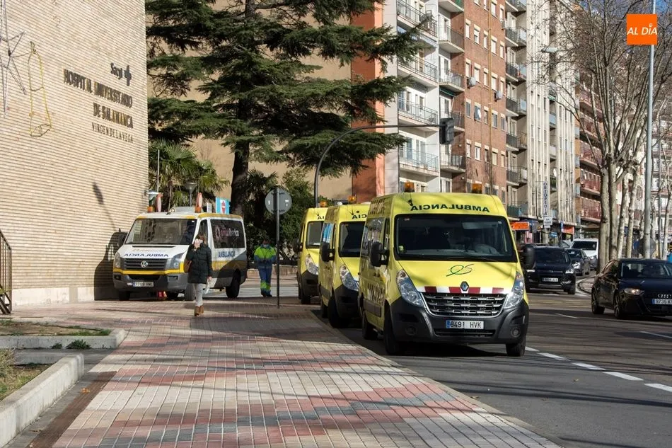 Ambulancias frente al Hospital Virgen de la Vega en Salamanca - Archivo