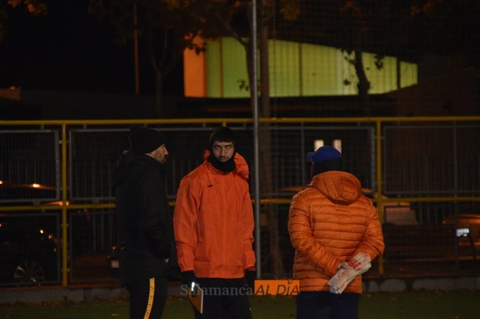 Alan Zamora, en el medio, en un entrenamiento del Ribert