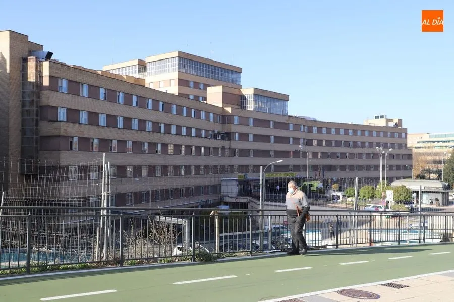 Fachada del Hospital Clínico Universitario donde se encuentran los pacientes con coronavirus más graves