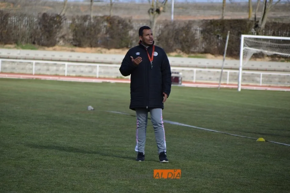 Dueñas da instrucciones a los jugadores en el entrenamiento del lunes / Carlos Cuervo