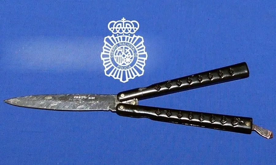 En el momento de la detención, la Policía le intervino, en uno de los bolsillos de la chaqueta que llevaba, una navaja tipo mariposa con una hoja de nueve centímetros