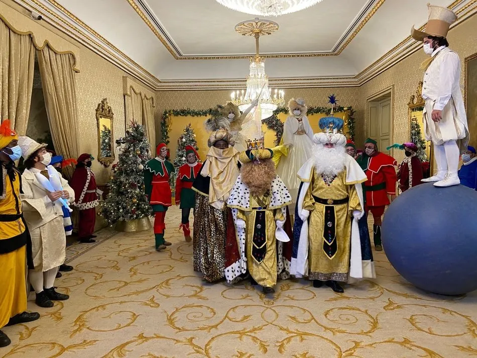 Los Reyes Magos, acompañados de sus pajes reales, en el Salón de Recepciones del Ayuntamiento de Salamanca