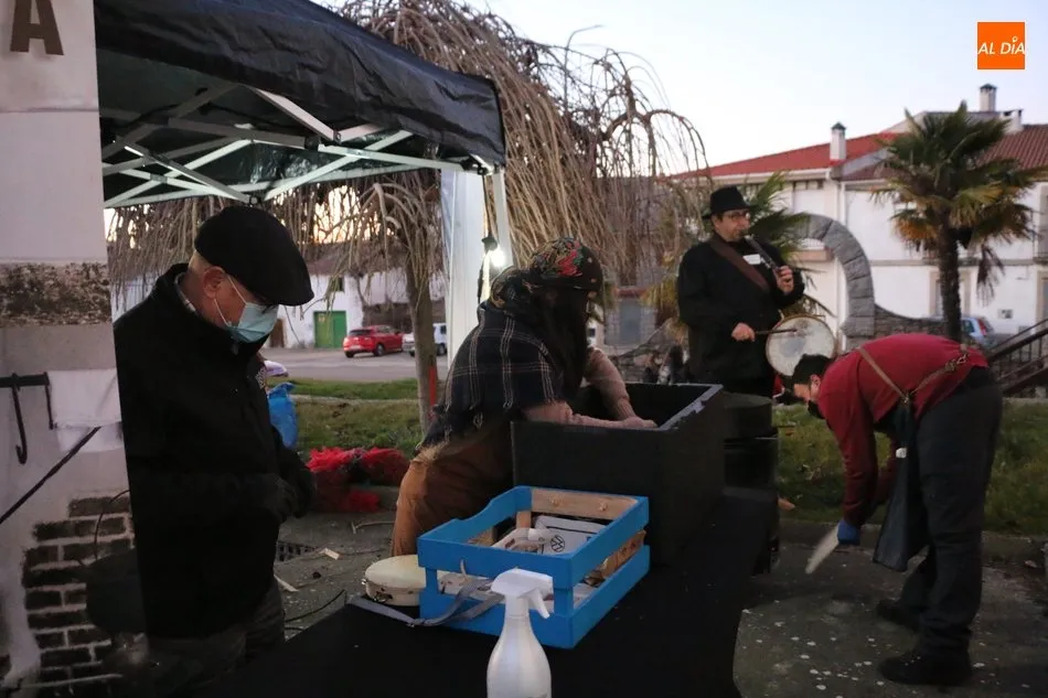 Los Reyes Magos dejan sus regalos a los niños de Villarino