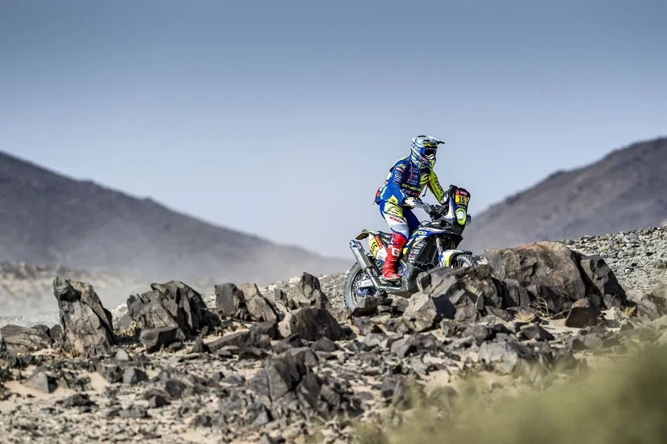 Santolino, sólido: repite puesto y se acostumbra a rodar solo en el desierto