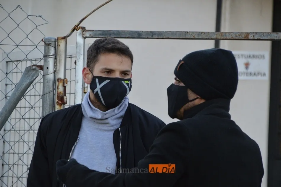 Sergio Ayala conversa con Rafa Dueñas a la puerta del Tori