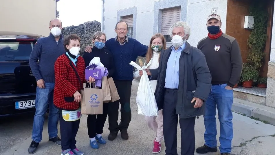 Algunos de los vecinos que recibieron el jamón de reyes