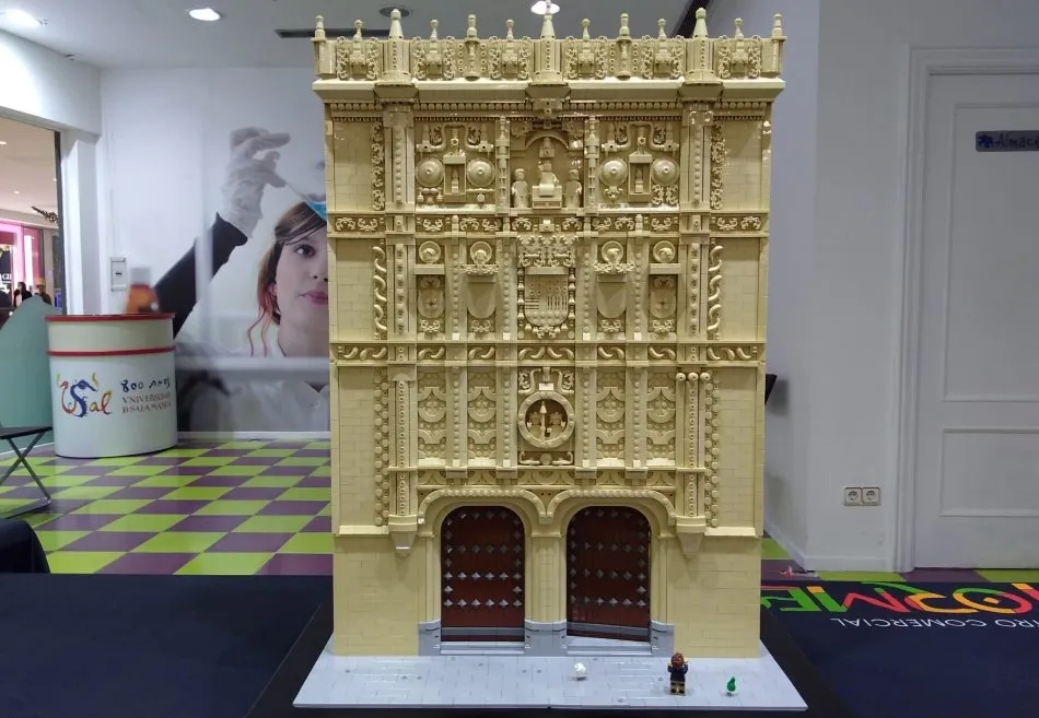 Maqueta de la fachada de la USAL con piezas Lego