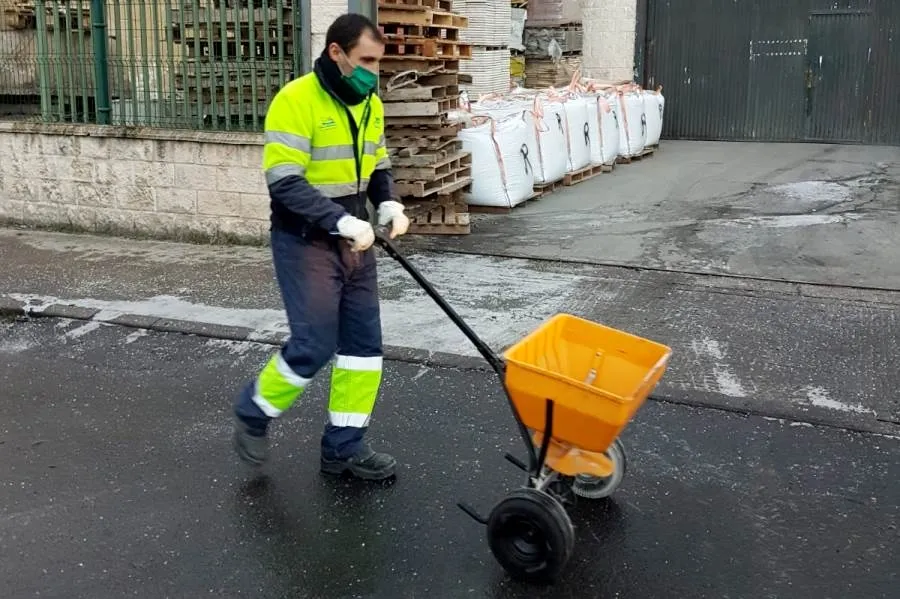 Operario del Ayuntamiento repartiendo sal en zonas heladas de la ciudad
