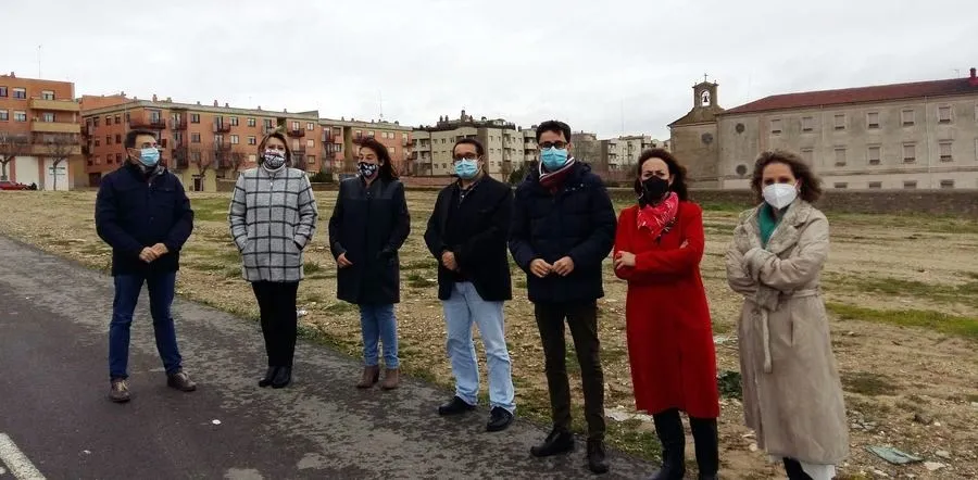 Procuradores y concejales del PSOE junto a la parcela donde estaba prevista la construcción del centro de salud del barrio de Prosperidad