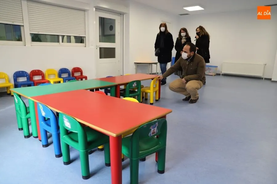a concejala de Educación, María Victoria Bermejo, el concejal de Fomento, Daniel Llanos, y la concejala de Salud Pública, María José Fresnadillo, visitan la renovada Escuela Infantil Municipal ‘Los Pizarrales’. Foto de Lydia González