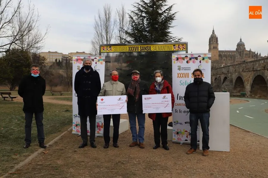 La directora de Cáritas Salamanca, Carmen Calzada, y el presidente provincial de Cruz Roja, Jesús Juanes, en el medio, recogen estas donaciones. Foto de Lydia González