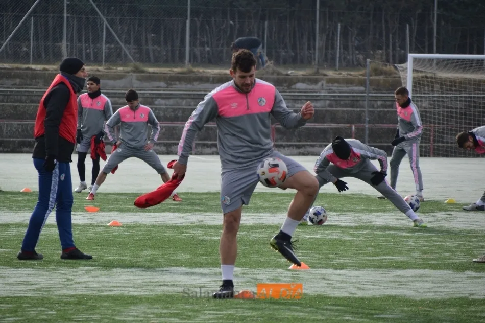 Uxío realiza un control en el calentamiento / Carlos Cuervo