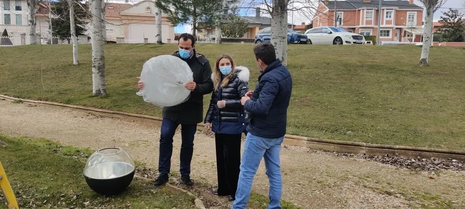 El alcalde de la localidad, David Mingo, en su visita a Valdelagua para comprobar estas mejoras
