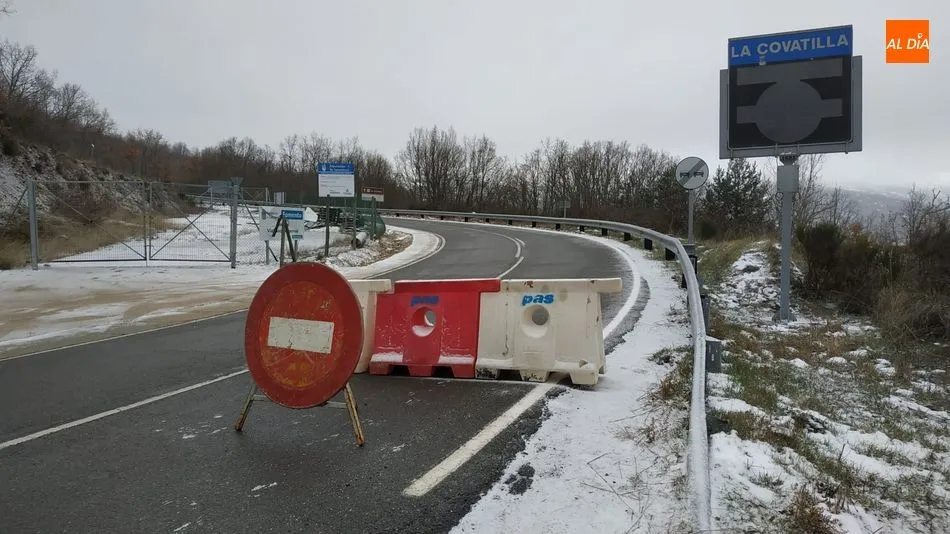 Carretera de acceso a La Covatilla en la tarde de ayer con la primera nieve de Filomena - Kiko Robles