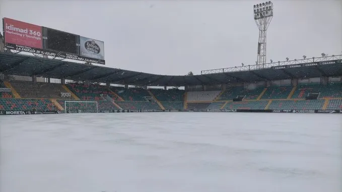 El césped del Helmántico, con una buena capa de nieve / Fotos: Twitter