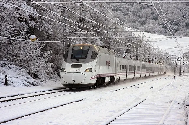 Un tren de RENFE en medio de la nieve - RENFE