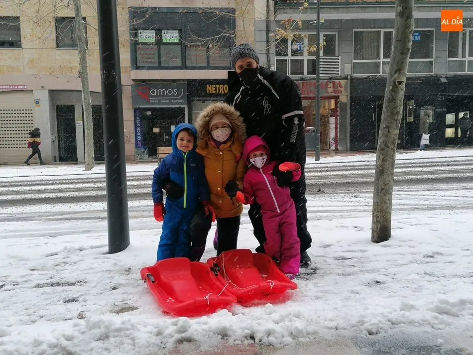 Disfrutar en familia de la nieve con un trineo es algo posible en Salamanca gracias a Filomena - Lydia González