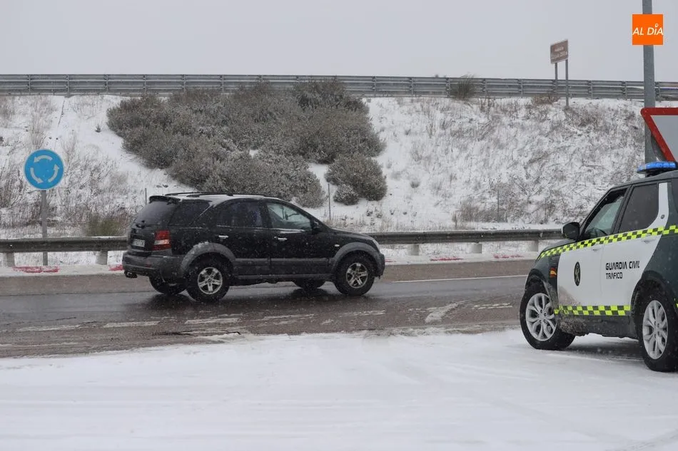 La Guardia Civil y otros cuerpos de seguridad vigilan las vías públicas en plena borrasca - Lydia González