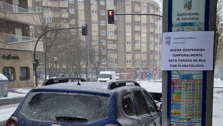 Parada de autobús urbano con un aviso de la suspensión temporal - Ayto. de Salamanca