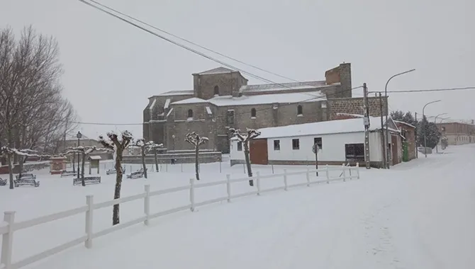 La histórica nevada ha generado importantes problemas en la comarca y dejaba imágenes como esta en Santiago de la Puebla