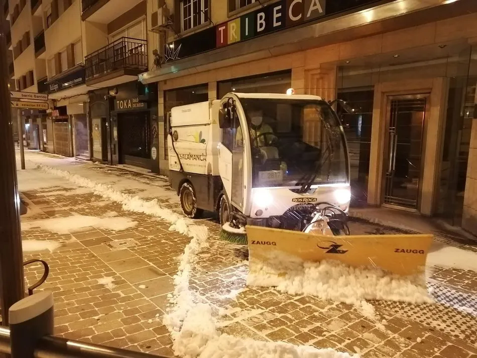 Una máquina quitanieves del Ayuntamiento de Salamanca en plena faena - Ayto. Salamanca