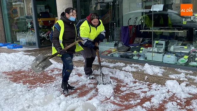 Operarios municipales retiran hielo y nieve para despejar y asegurar las aceras