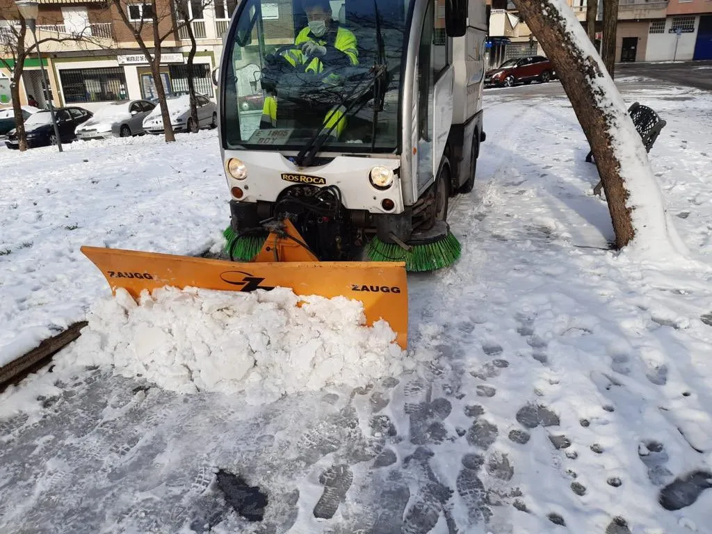 Un máquina quitanieves municipal retirando nieve esta mañana - Ayto. Salamanca