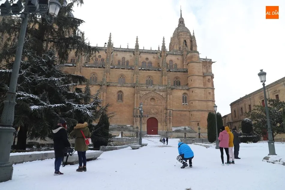 Los vecinos de Salamanca siguen acudiendo a los lugares destacados de la ciudad - Lydia González