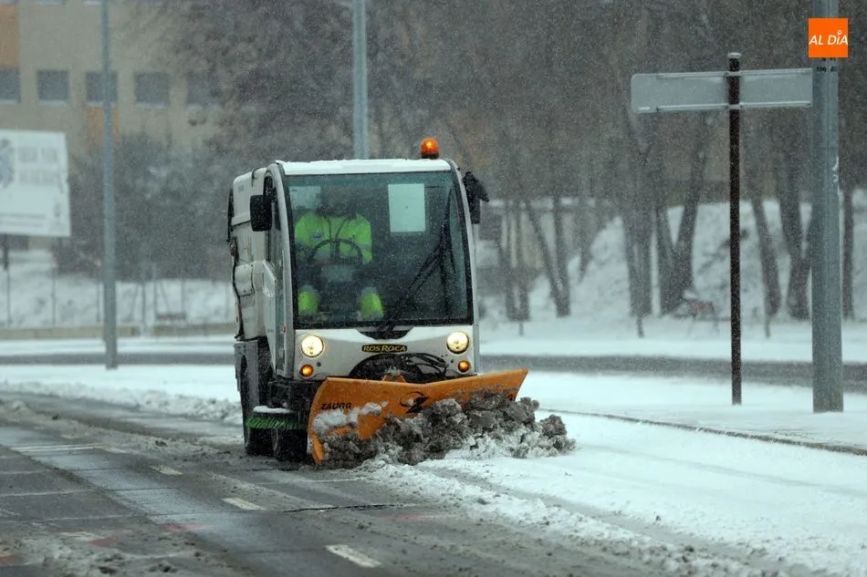 Una máquina quitanieves del Ayuntamiento limpiando las calles - Lydia González
