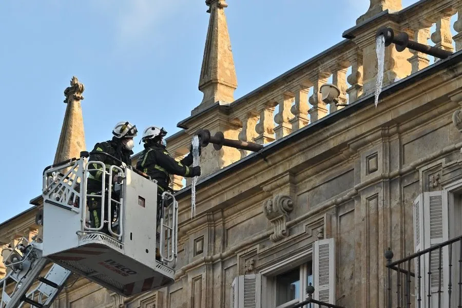 Intervención de los Bomberos municipales en la Plaza Mayor. Foto del Ayuntamiento de Salamanca