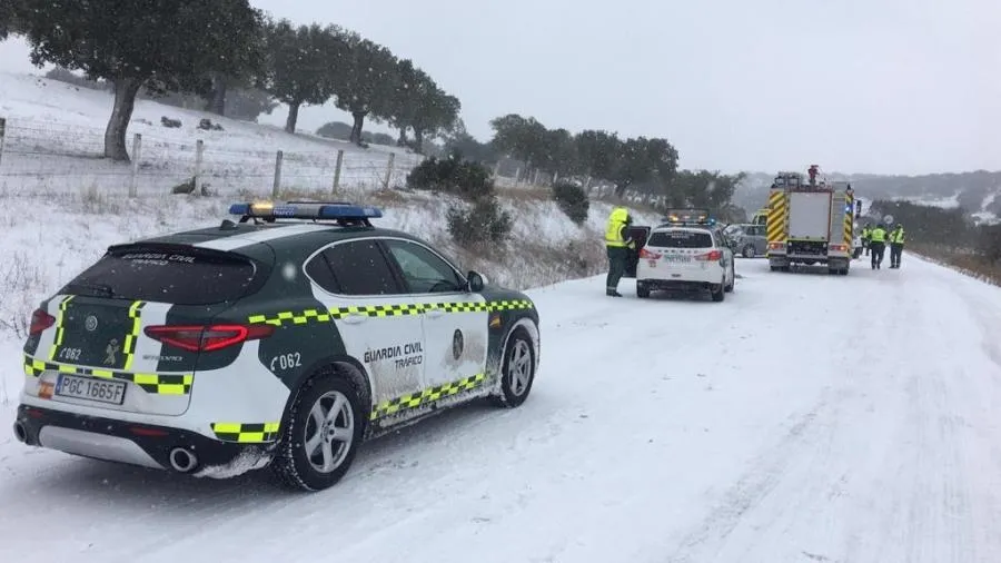 La agrupación de tráfico de la Guardia Civil ha realizado en torno a 25 auxilios en carretera, principalmente por salidas de vía o vehículos atrapados