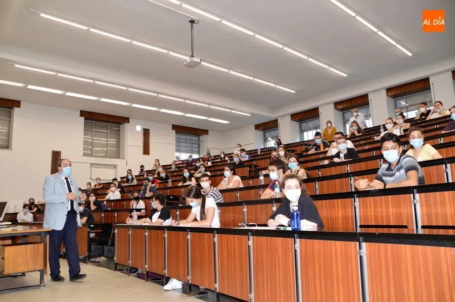 Imagen de archivo de estudiantes en un examen de la Usal