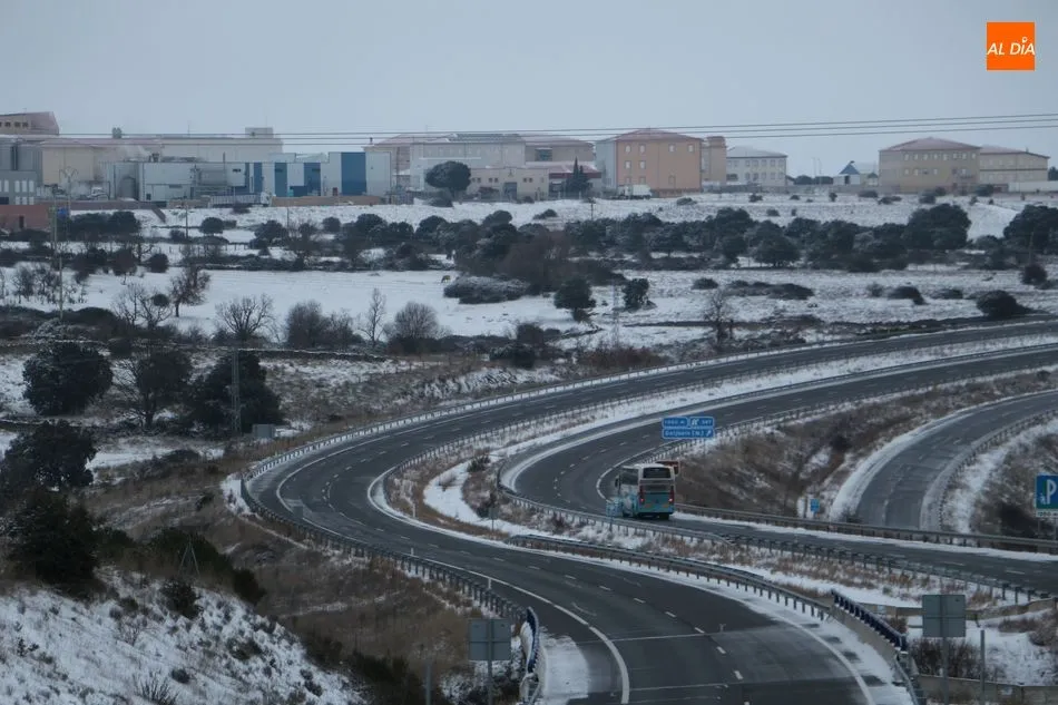 La nieve y el hielo cierran 35 tramos de carreteras y obligan a usar cadenas en otros 25 en...