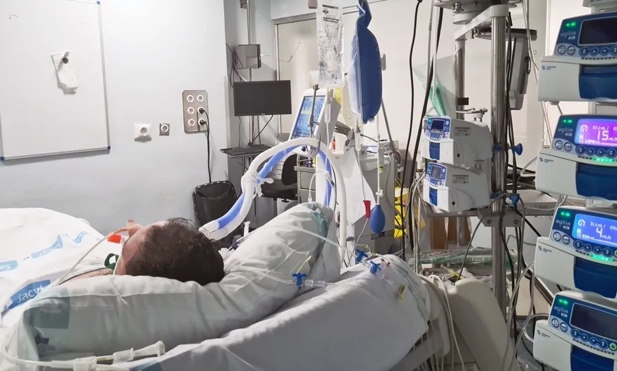 Foto de archivo de un paciente ingresado por coronavirus en la UCI del Hospital Clínico de Salamanca