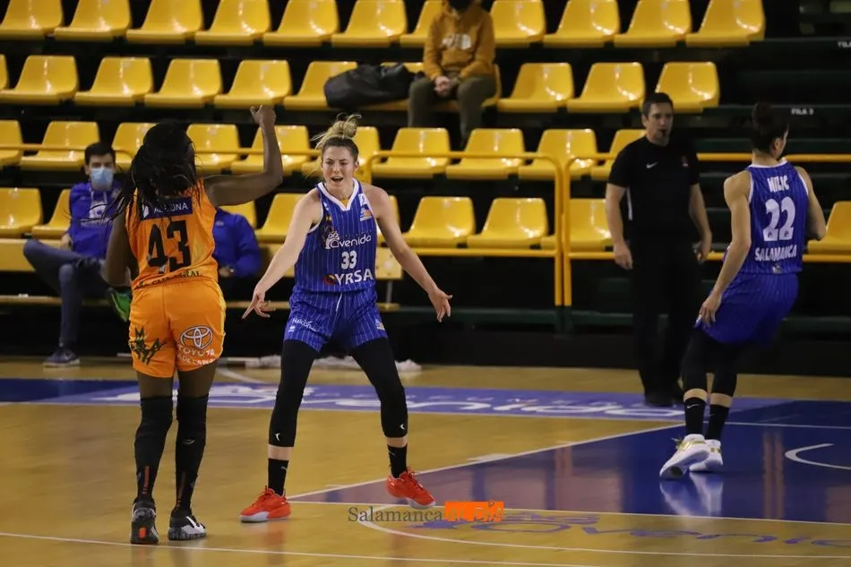 Katie Lou defiende a su par en el último partido de Liga