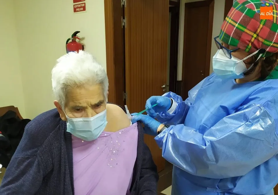Felisa Barrueco, centenaria de Pereña de la Ribera, recibía este martes la vacuna contra el coronavirus
