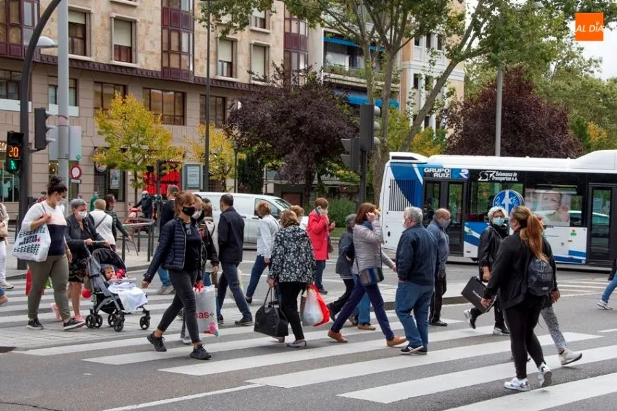 Viandantes en el centro de Salamanca. Foto de archivo