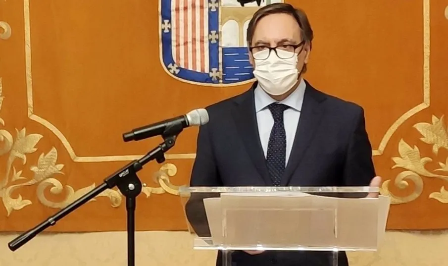 Intervención ante los medios del alcalde de Salamanca, Carlos García Carbayo. Foto EP