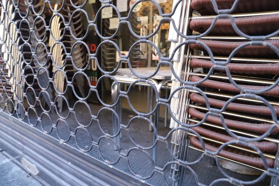 Establecimiento hostelero de Salamanca que no ha abierto en este primer día de las nuevas restricciones. Foto de Lydia González