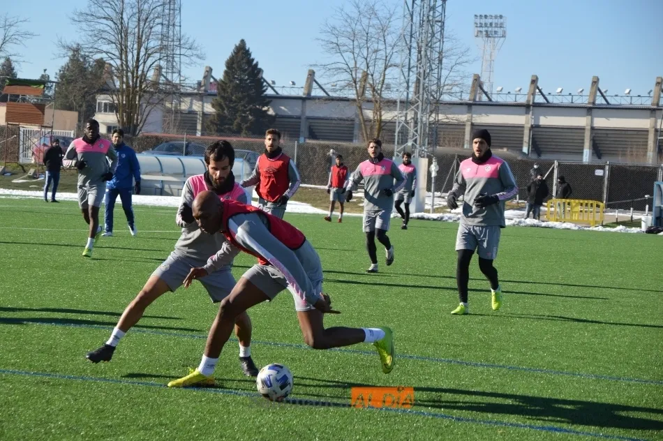 Bryan Aleme trata de irse de Alfonso Candelas / Carlos Cuervo