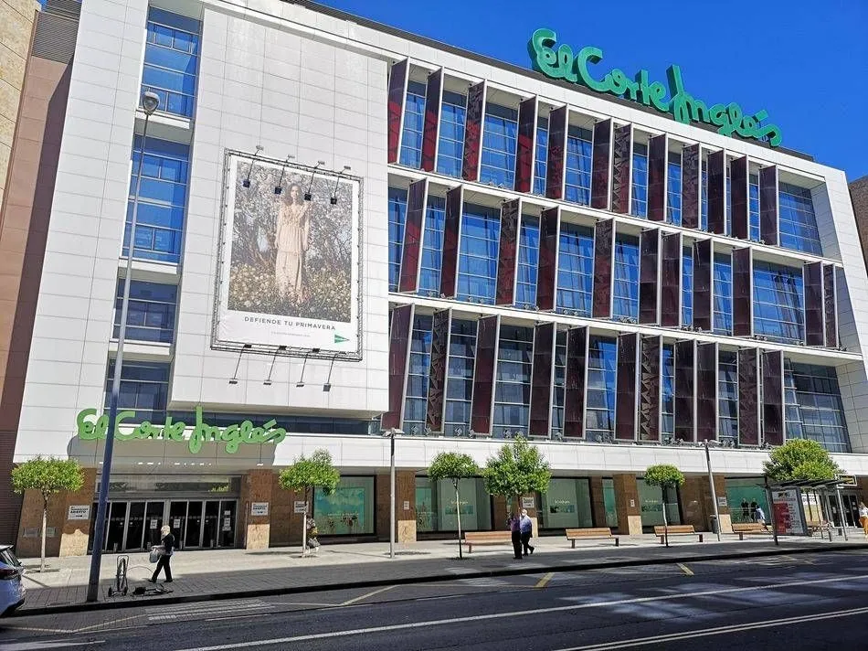 El Corte Inglés ha habilitado dos puntos de atención personalizada, en las puertas de acceso al centro, tanto en la planta baja como en la 1ª planta | ARCHIVO