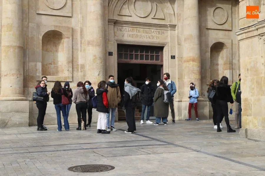 Universitarios en la plaza de Anaya. Foto de archivo