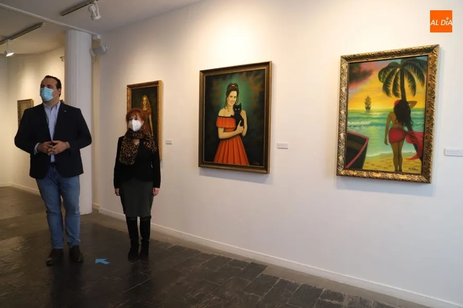 Inauguración de esta exposición con el diputado de Cultura, David Mingo, junto con la autora de la muestra, María Walias. Foto de Lydia González