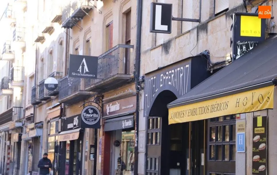 Carteles de establecimientos en la Rúa Mayor. Foto de Lydia González