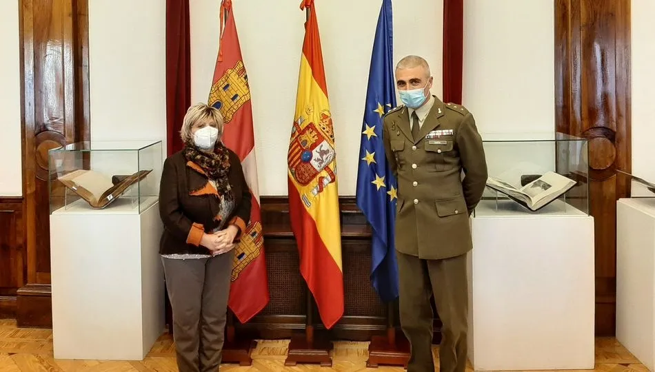 La subdelegada del Gobierno recibe al teniente coronel García López, jefe del REI número 11