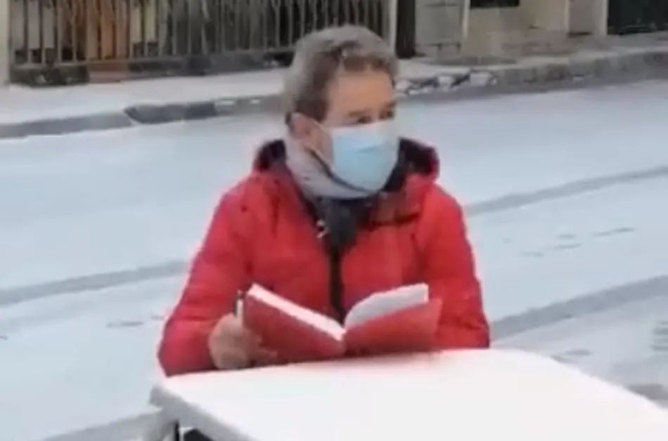 El reivindicativo vídeo de un hostelero de Castilla y León en la terraza bajo la nieve 