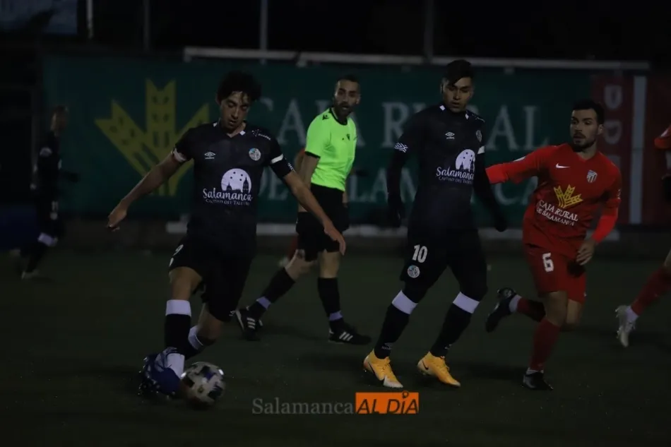 Denilson, con botas naranjas, en un momento del partido / Lydia González